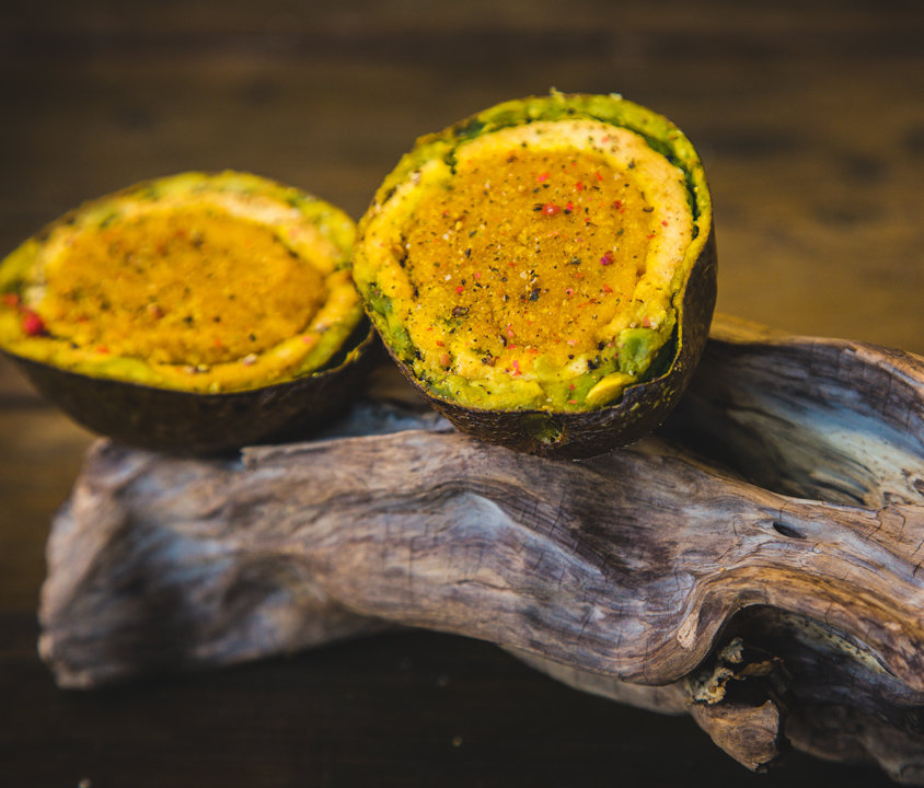 Aguacate relleno de tofu y puré de patata