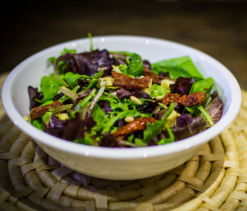Ensalada de brotes con queso halloumi