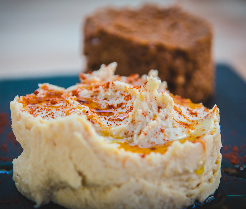 Hummus de garbanzo con paté de morcilla vegetal